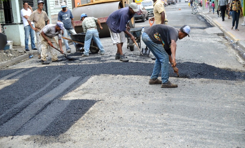 Acondiciona calles en zona urbana